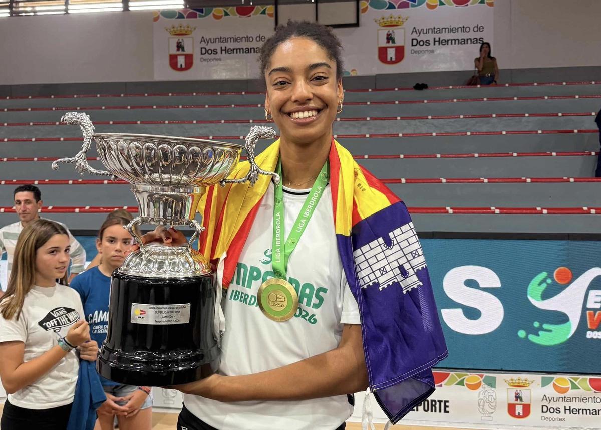 Louise Sansó posa con la copa de la Liga Iberdrola.