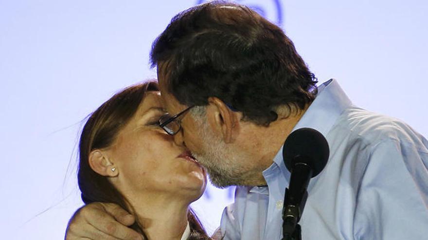 Rajoy besa a su mujer en el balcón de Génova.