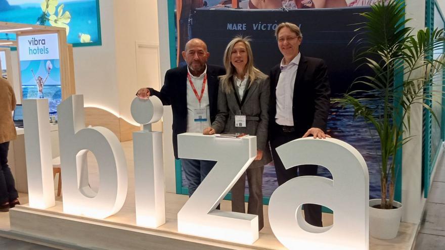 Pedro Rabal, Carmen Ferrer y Manuel Pérez de Tudela en el estand de Ibiza. | J.M.L.R.