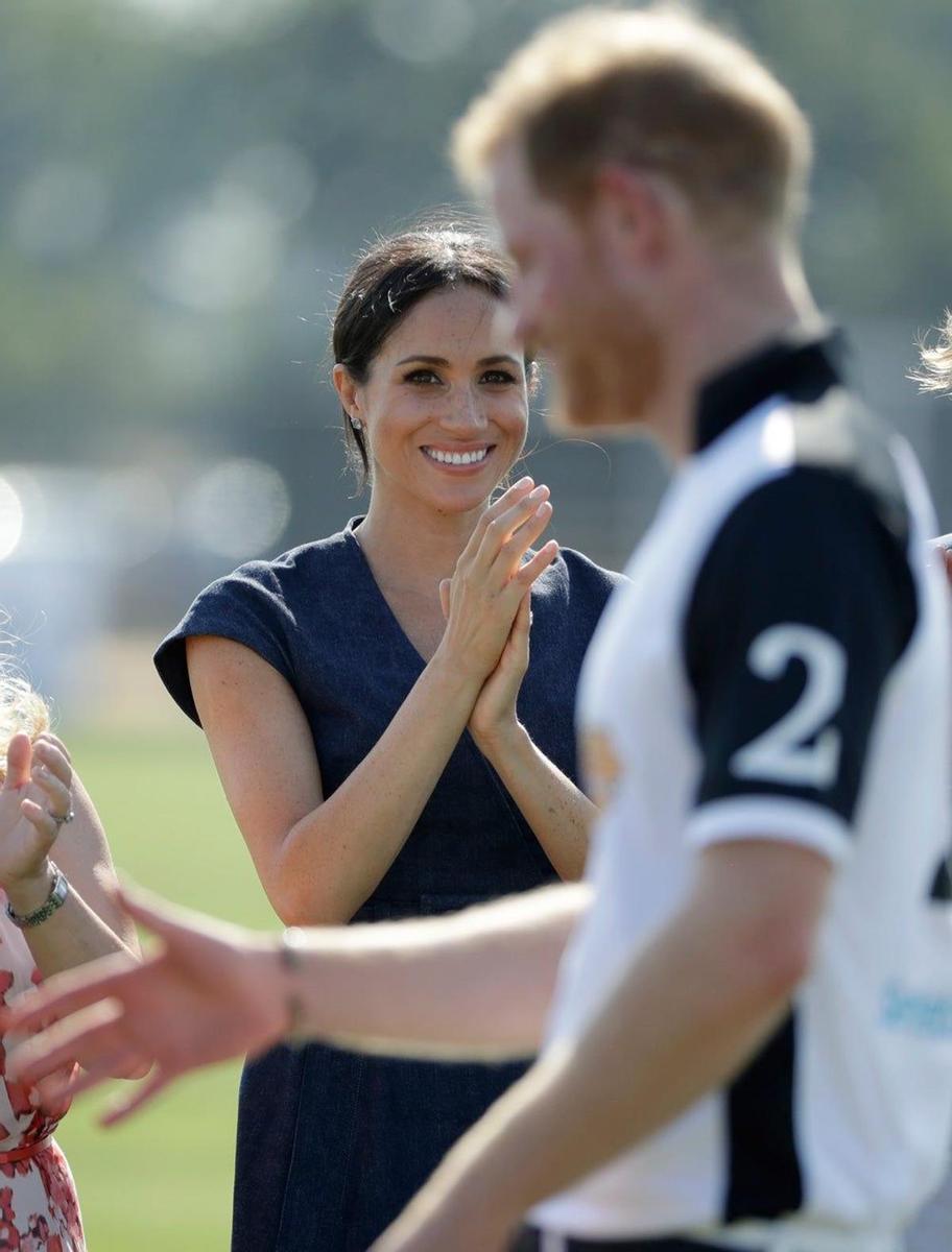 Meghan Markle mirando a Harry totalmente enamorada