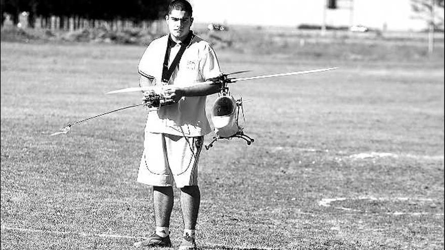 Uno de los participantes vuela su helicóptero durante la exhibición