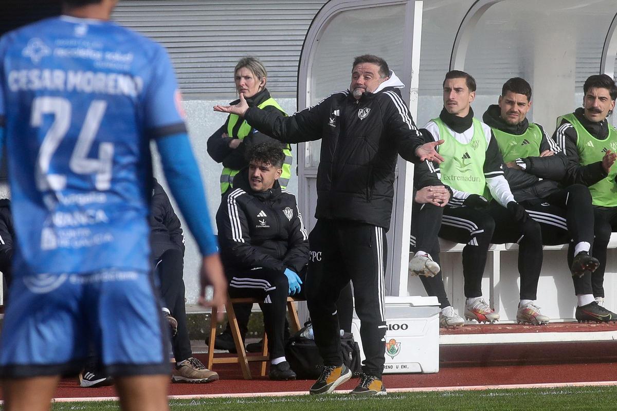 Julio Cobos gesticula durante el partido de domingo ante el Ourense.