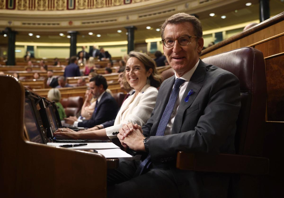 La secretaria general y portavoz del Partido Popular (PP), Cuca Gamarra, y el presidente del PP, Alberto Núñez Feijóo, durante la primera jornada de la 26 edición del Debate sobre el Estado de la Nación, en el Congreso de los Diputados