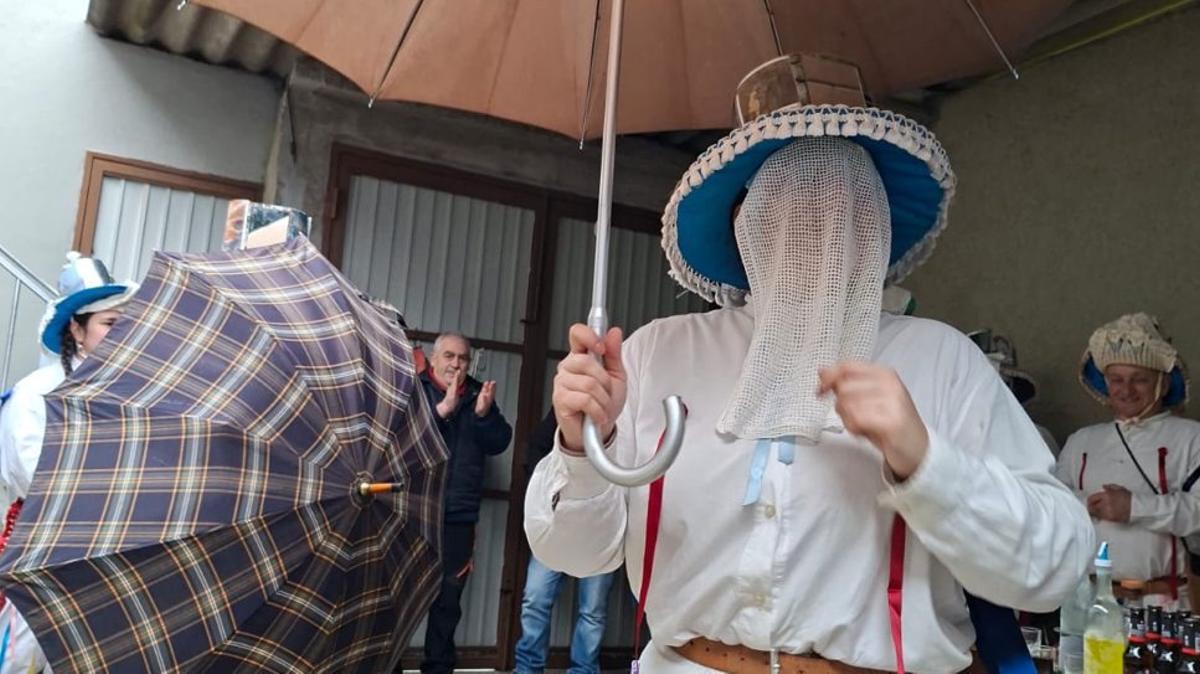 Los paraguas salieron a la danza, pero no taparon el entroido. | FDV