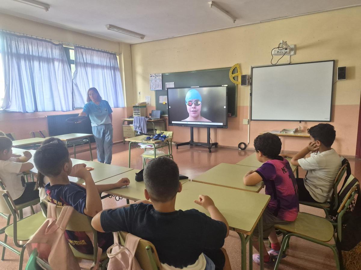 Alumnos del centro, en la charla que ofreció el Club de natación Cuencas Mineras.