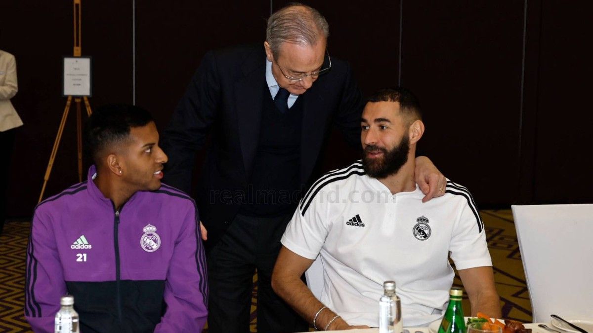 Florentino Pérez visita al equipo en Riad