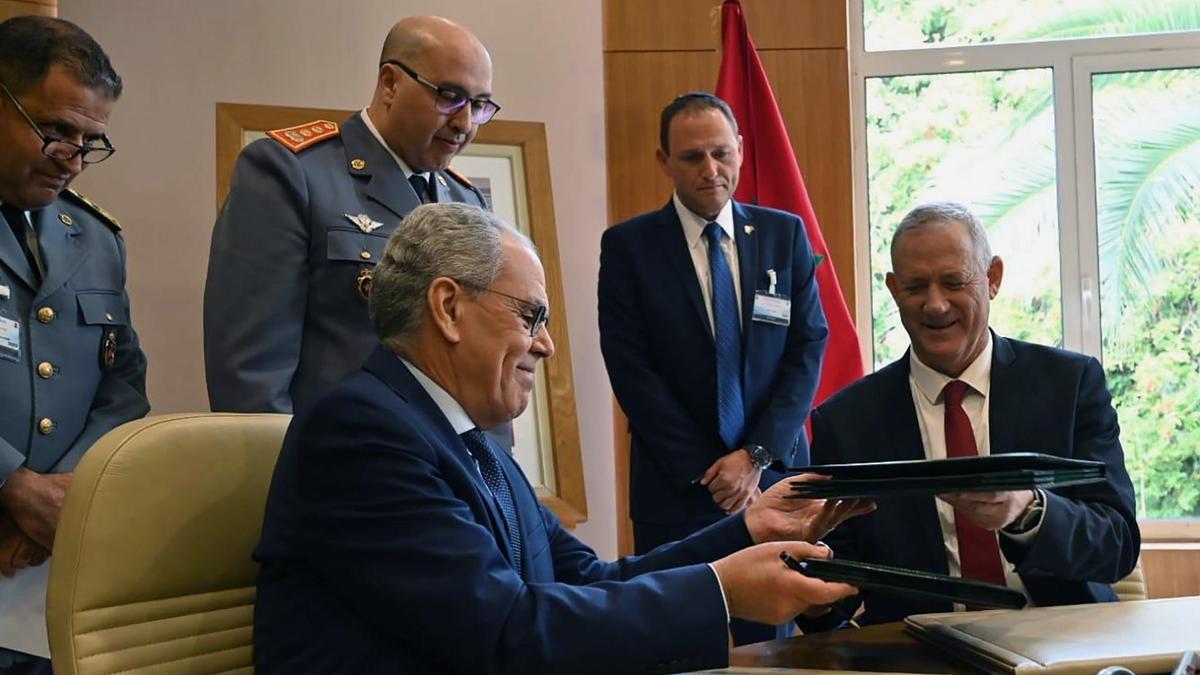 El ministro de Defensa marroquí, Abdellatif Ludiyi, y el israelí, Benny Gantz, en Rabat.