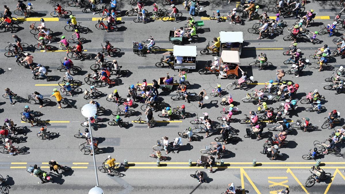 Les bicicletes de la KidicalMass s’apunten un quilomètric èxit a Barcelona