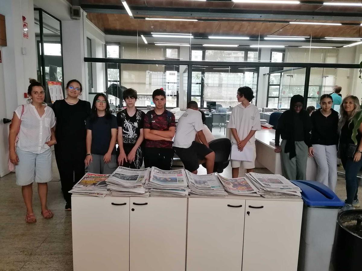 Alumnes a la redacció de Regió7