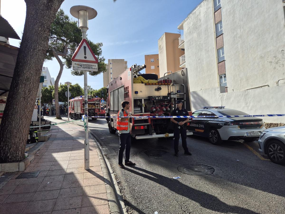 FOTOS | Mueren dos personas en un incendio en un bloque de viviendas de Magaluf FOTOS | Mueren dos personas en un incendio en un bloque de viviendas de Magaluf