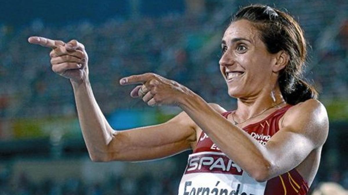 Exultante 8 Nuria Fernández celebra con el público su triunfo en la prueba de los 1.500 metros de los Europeos, el domingo en el Estadi Olímpic.