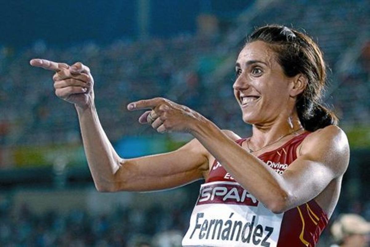 Exultant 8 Nuria Fernández celebra amb el públic el seu triomf en la prova dels 1.500 metres dels Europeus, diumenge a l’Estadi Olímpic.