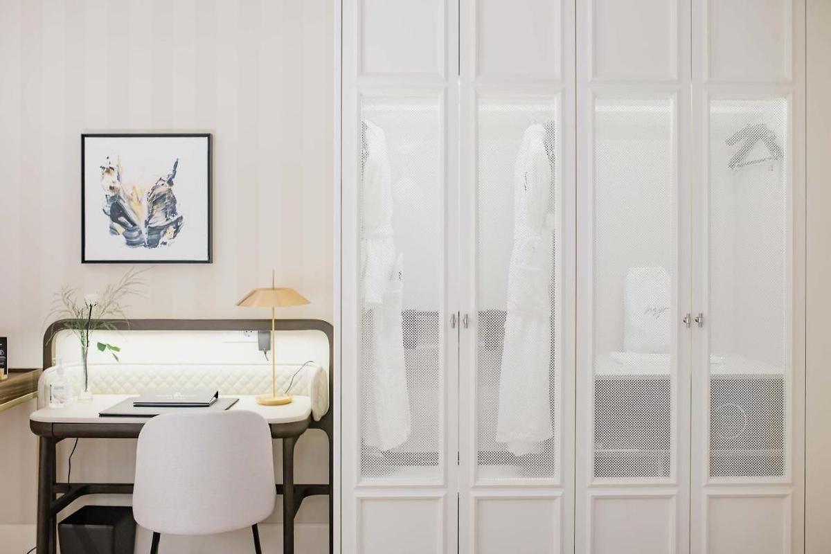 Imagen de la habitación doble pequeña del hotel Palacio Vallier de València.