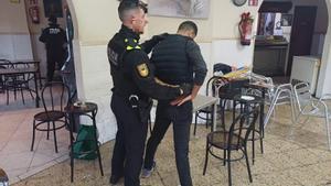 Un agente del GEIP detiene a una persona por delitos contra la salud pública en un establecimiento de Badalona