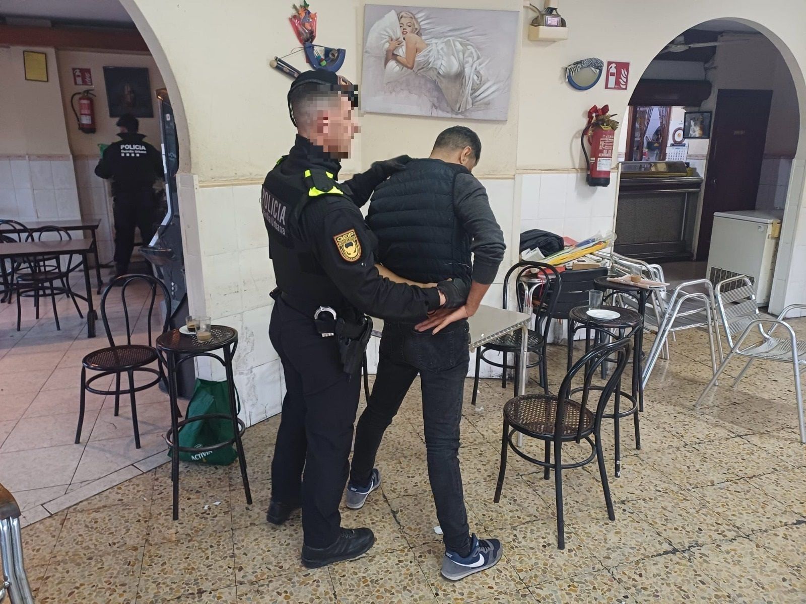 Un agente del GEIP detiene a una persona por delitos contra la salud pública en un establecimiento de Badalona