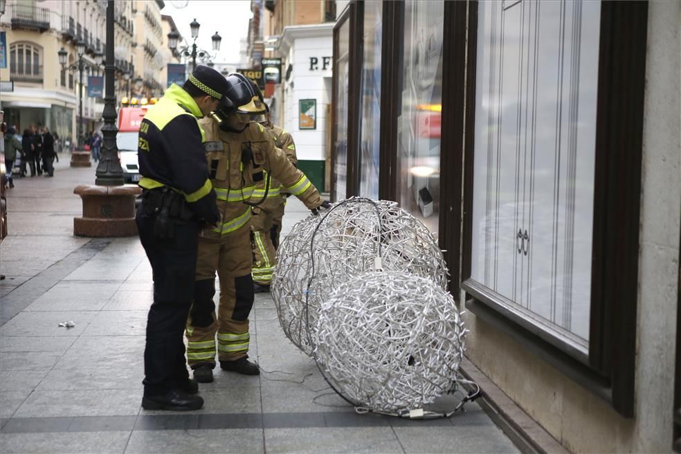 Accidente con decoración navideña en la calle Alfonso I