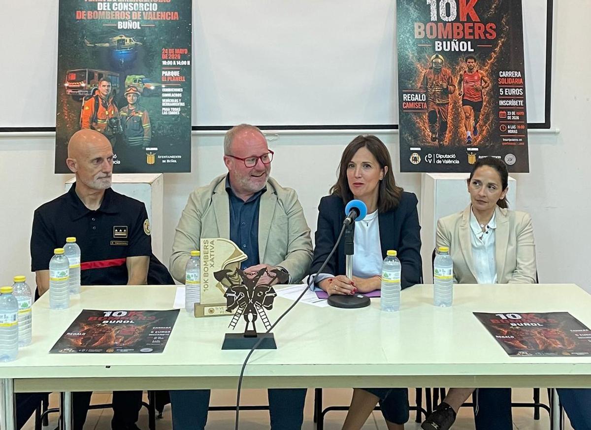 La alcaldesa de Buñol, Virginia Sanz, presentando la Feria de Emergencias y la carrera 10K.