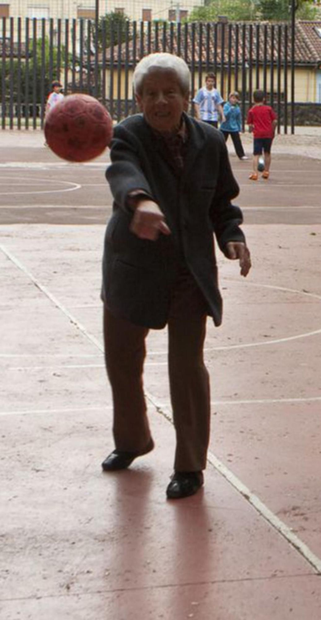 Lanzando el balón durante un encuentro con compañeras en 2014.