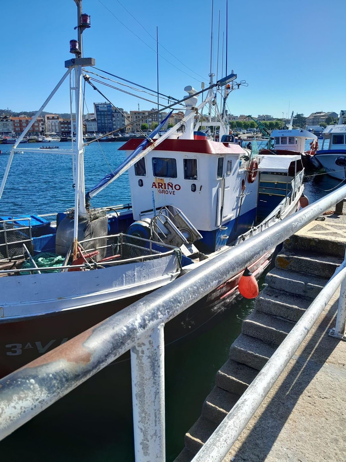 El pesquero accidentado esta mañana llegó al puerto de O Grove por la tarde.
