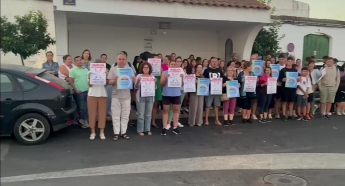 Fotogalería | Las familias extremeñas y los estudiantes protestan por la falta de transporte escolar