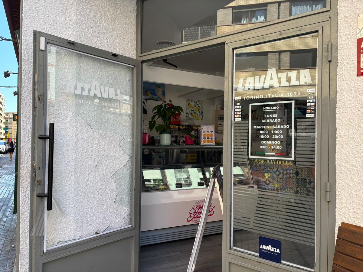 Robo a golpe de alcantarilla en la cafetería 'La Sicilia Bella', en la calle Graus, en la madrugada de este lunes.