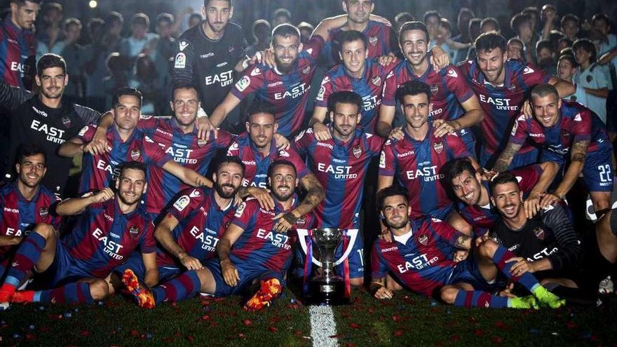 Los jugadores del Levante posan con el trofeo que los acredita como campeones de Segunda División.