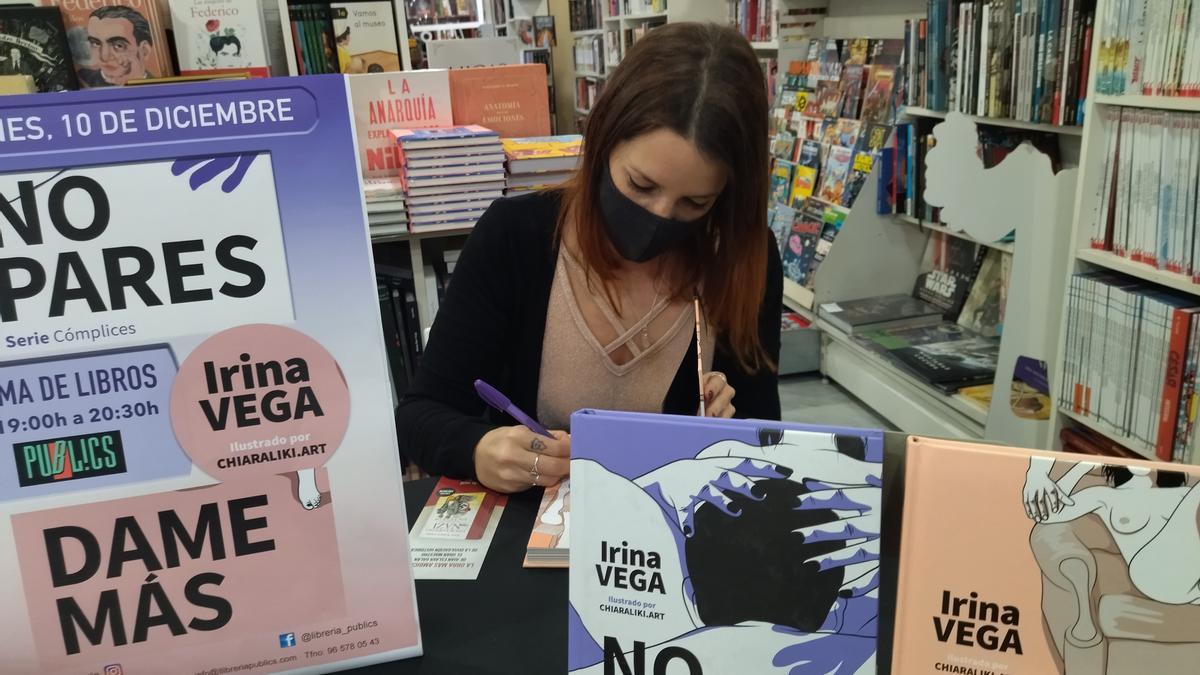Irina Vega firma y dedica uno de sus libros
