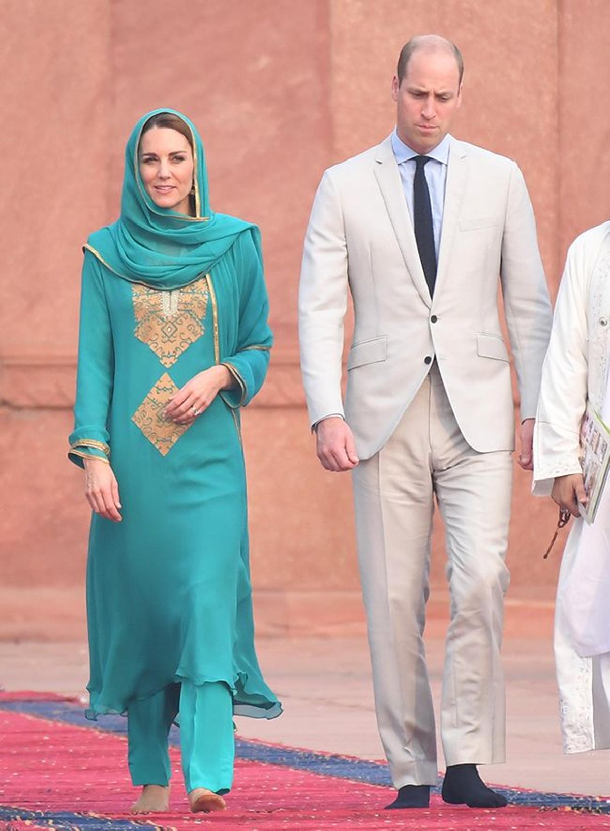 Los duques de Cambridge visitando una mezquita en Pakistan