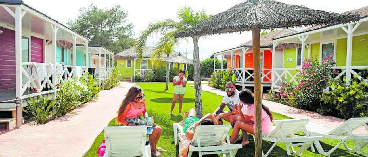 Instalaciones de la zona de bungalows de un camping valenciano. | J.M. López