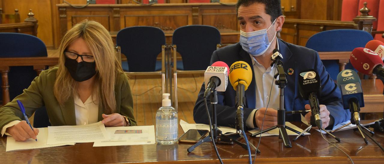 La concejal de Hacienda, Vanessa Moltó, y el alcalde Alcoy, Toni Francés, dando a conocer el presupuesto.