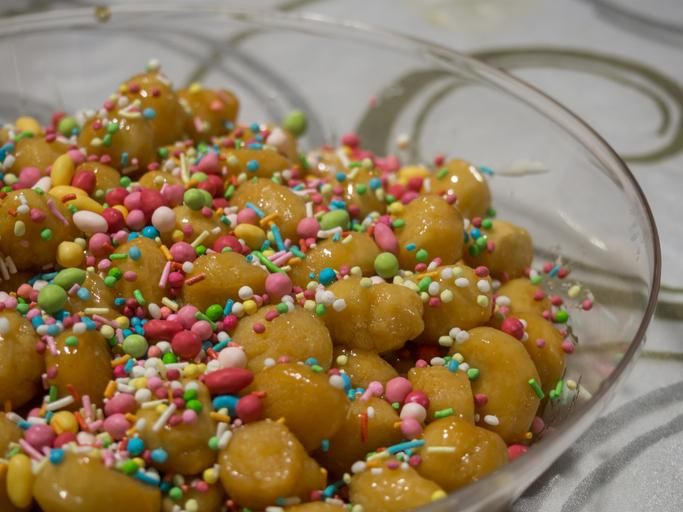 Los Struffoli son postres típicos navideños napolitanos.