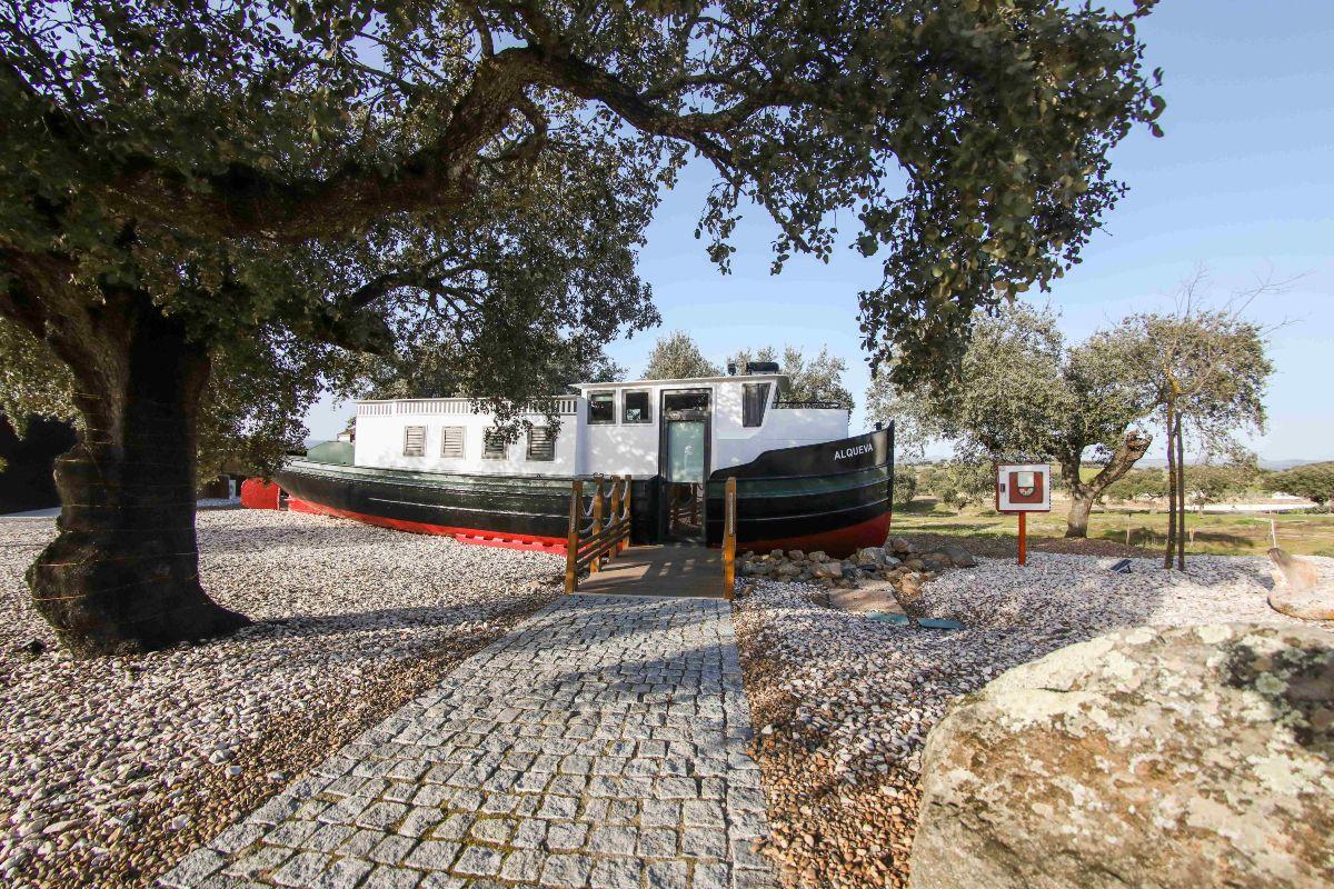 Alojamiento con forma de barco en Herdade dos Adaens, Campo Maior.