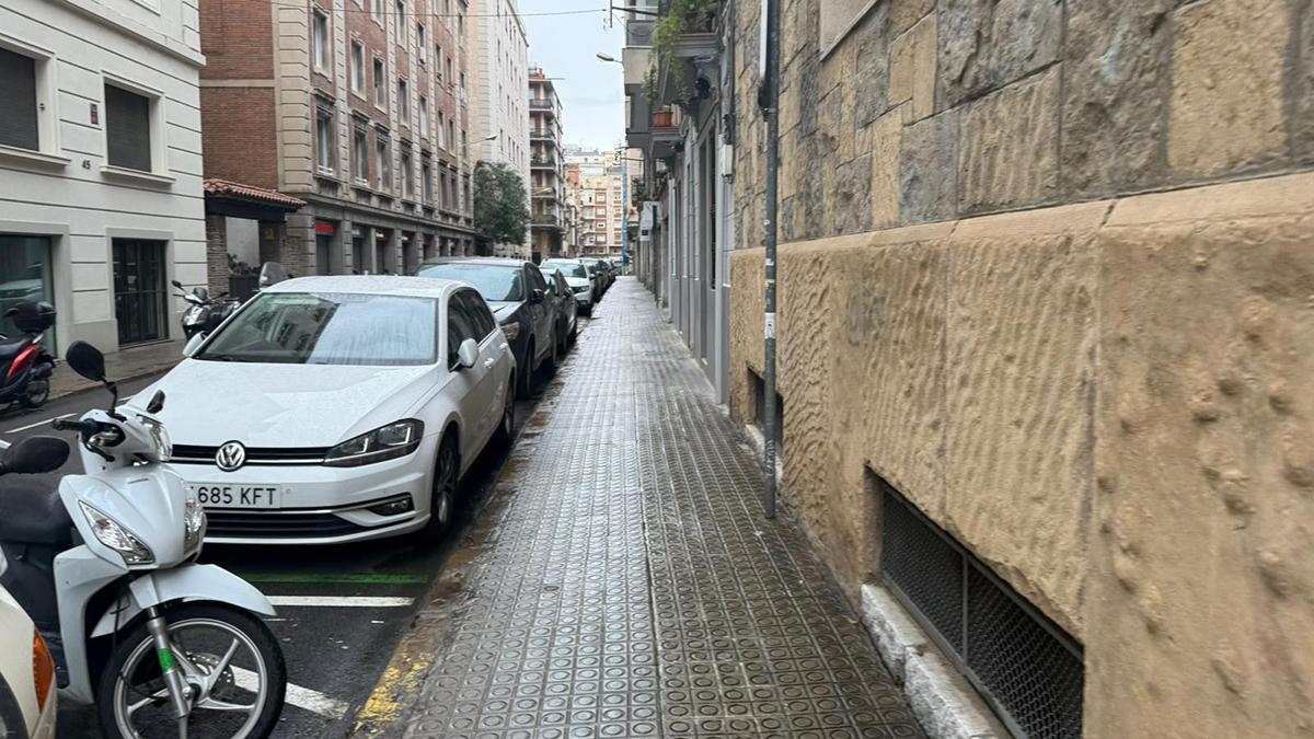 Detenidos dos hombres tras la caída de una mujer desde un balcón de la calle Avenir en Barcelona