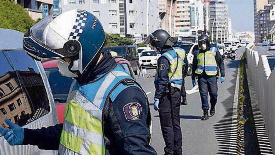 Policías locales en un control para evitar viajes prohibidos.