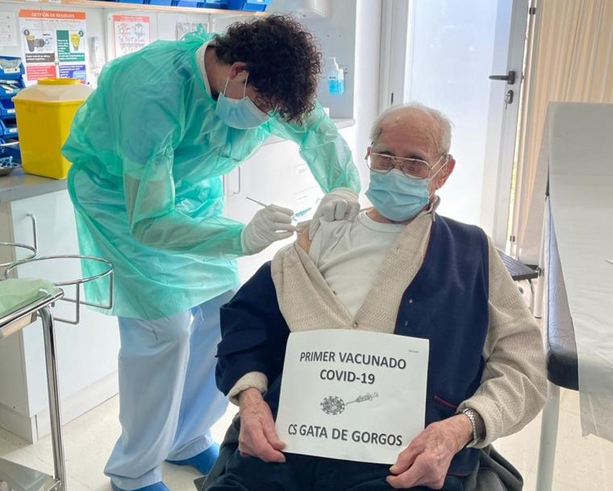 Andrés García Crespo ha sido el primer mayor vacunado en Gata de Gorgos.