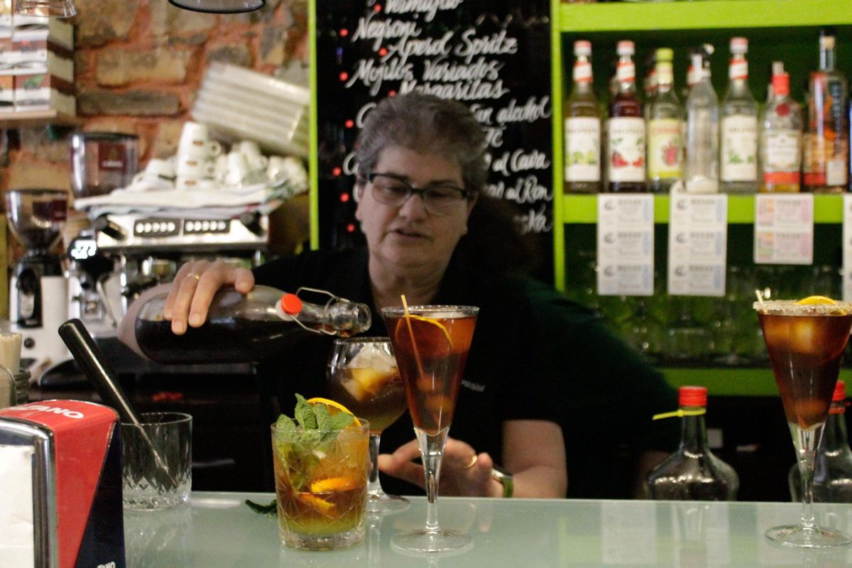 Geli Zarracina, preparando unos vermús en su local, La Zarracina, de Gijón.