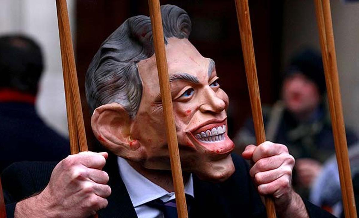 Un manifestant porta una màscara amb la cara de Tony Blair, fora del centre de conferències Reina Elizabeth II, al centre de Londres (Regne Unit). L’exprimer ministre britànic, Tony Blair, compareixerà avui davant la comissió que investiga els motius que van portar el Regne Unit a la invasió de l’Iraq per aclarir la seva anterior compareixença.