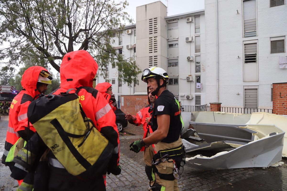 Bomberos en calle Motril