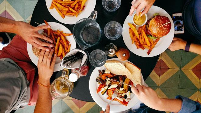 La mesa de un restaurante con comida.