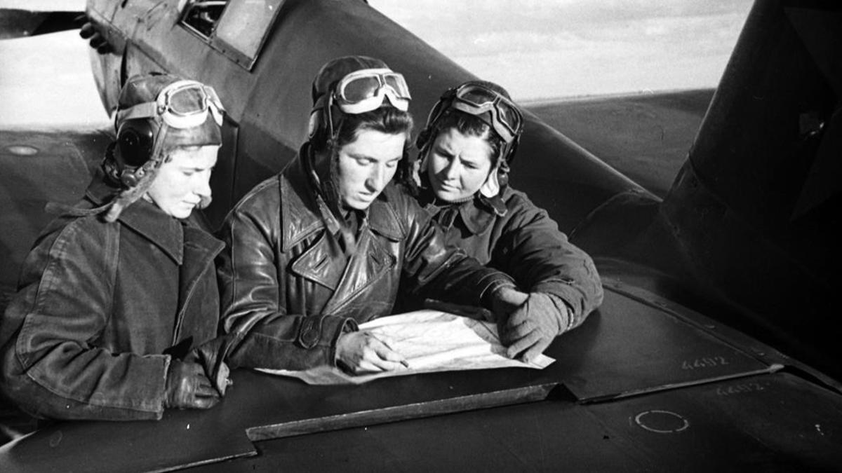 Lilia Litviak, Katia Budánova y Masha Kuznetsova, repasando su plan de vuelo sobre Stalingrado, en otoño de 1942.