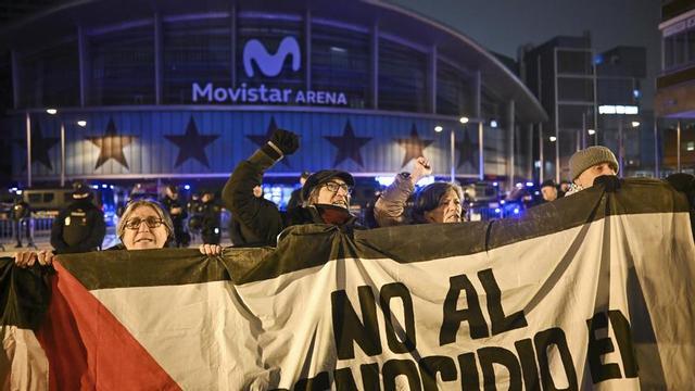 Manifestantes exigen expulsar al Maccabi de la Euroliga antes de su partido en Madrid.