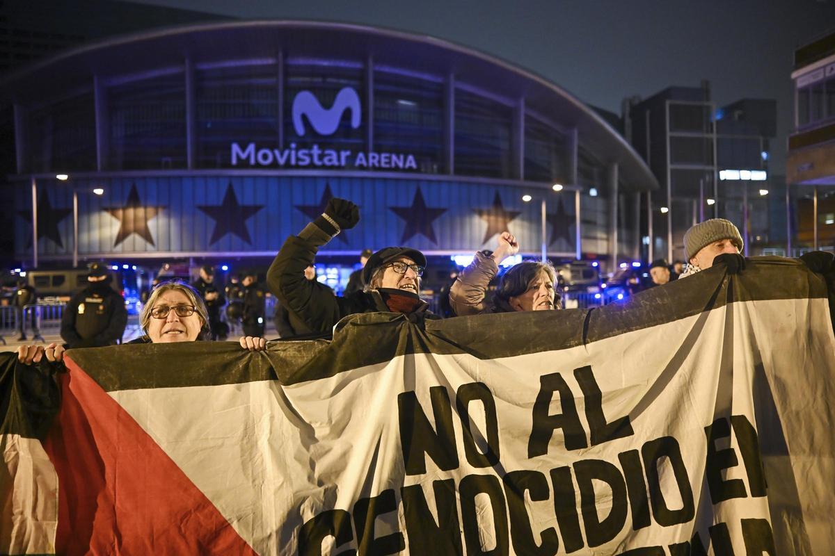 Manifestantes exigen expulsar al Maccabi de la Euroliga antes de su partido en Madrid.
