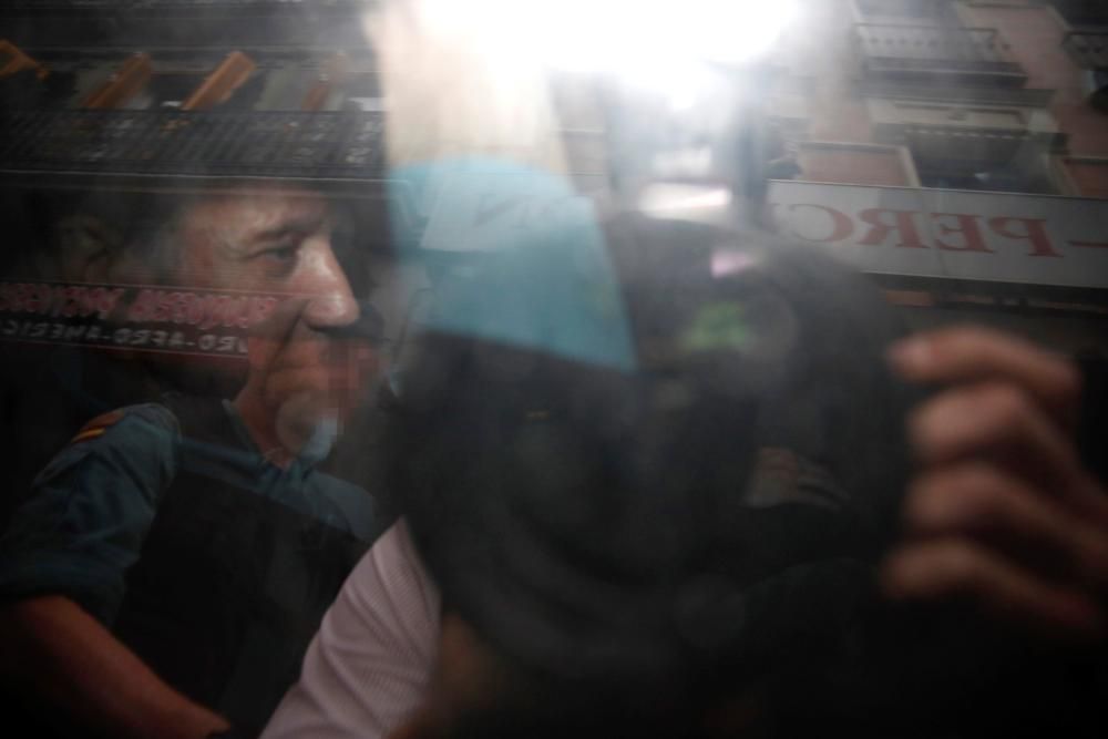 Eduardo Zaplana sale de las oficinas de Telefónica de la Gran Vía madrileña en un vehículo junto a agentes de la UCO