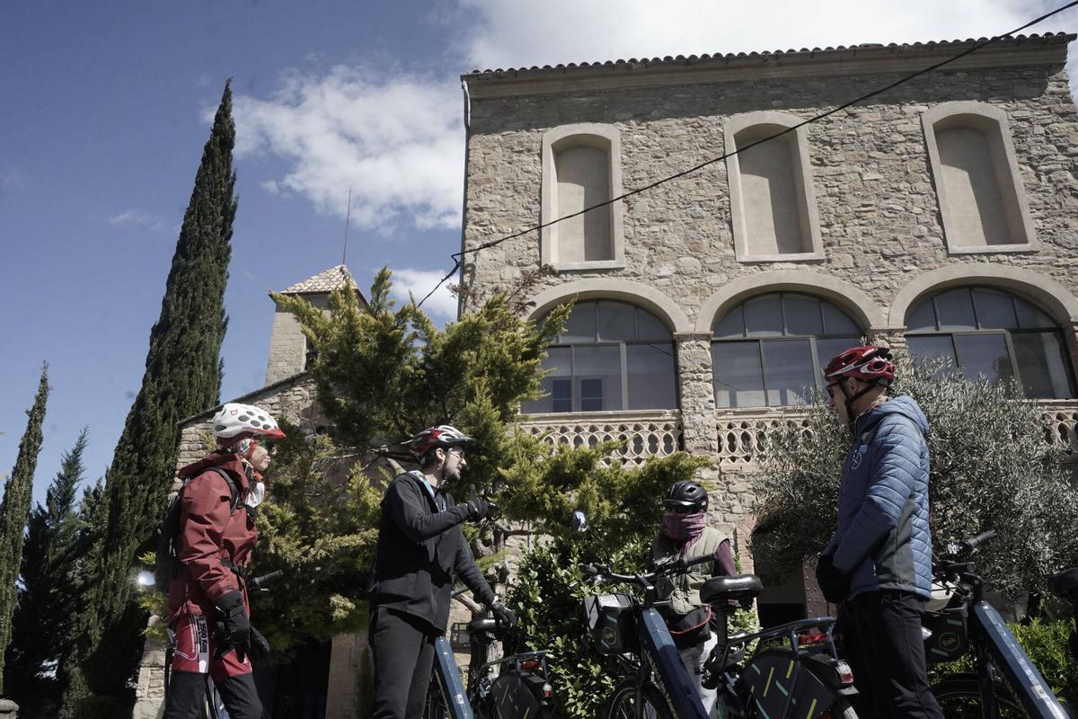 S’estrena a Manresa la ruta ignasiana amb bicicleta elèctrica