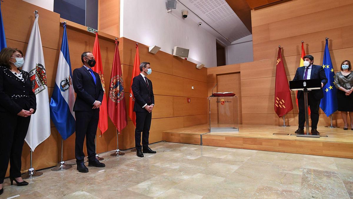 Los nuevos consejeros Mabel Campuzano, Javier Celdrán y Marcos Ortuño escuchan a Fernando López Miras, ante la atenta mirada de la vicepresidenta, Isabel Franco | ISRAEL SÁNCHEZ