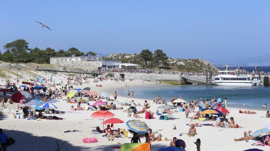 Bañistas en una playa del sur de Galicia