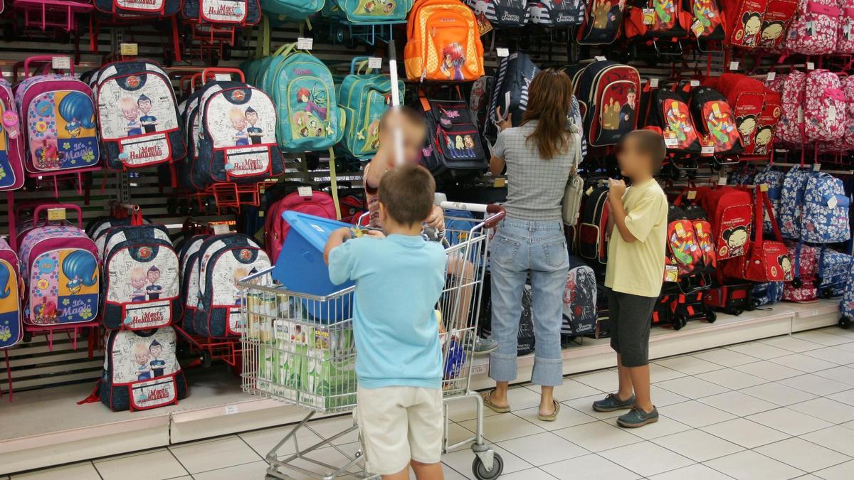 Una familia comprando material y equipamiento para la vuelta al cole.