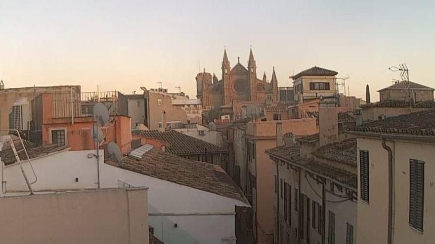 Die Kathedrale von Palma erwartet die Weihnachtsgottesdienste bei sonnigem Wetter.