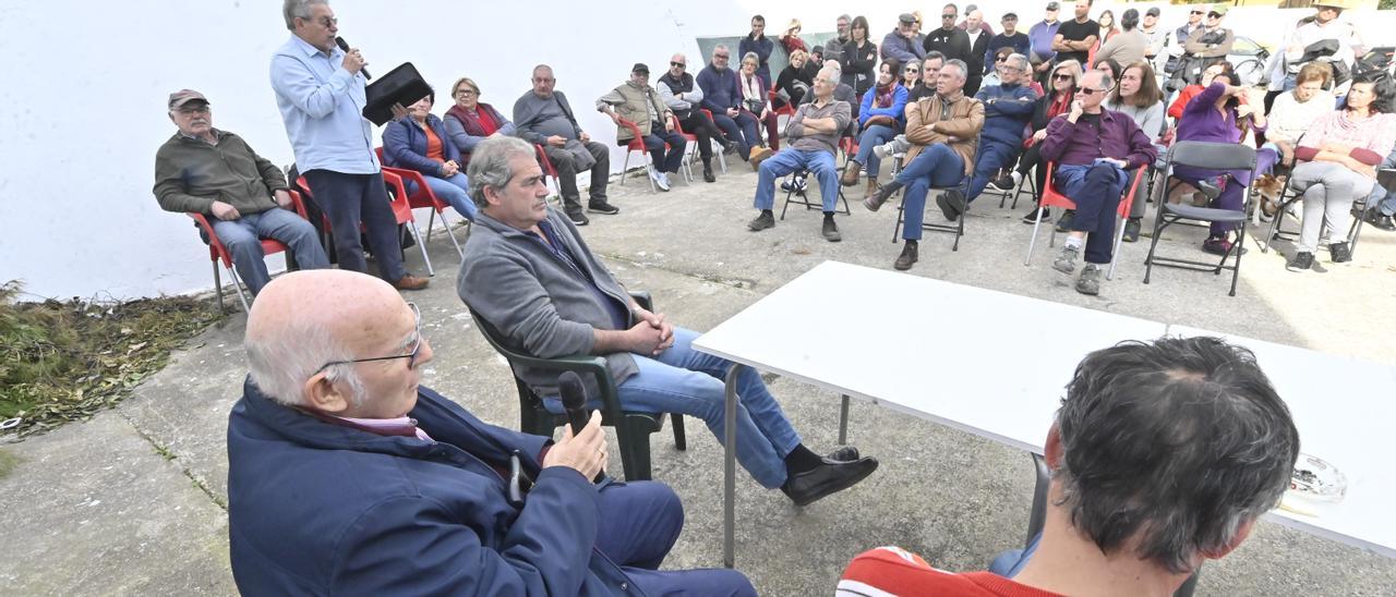 Vecinos de las urbanizaciones de montaña de Penyeta Roja, Tossal Gros y Racó de la Torreta se reunieron para tratar el problema del agua..