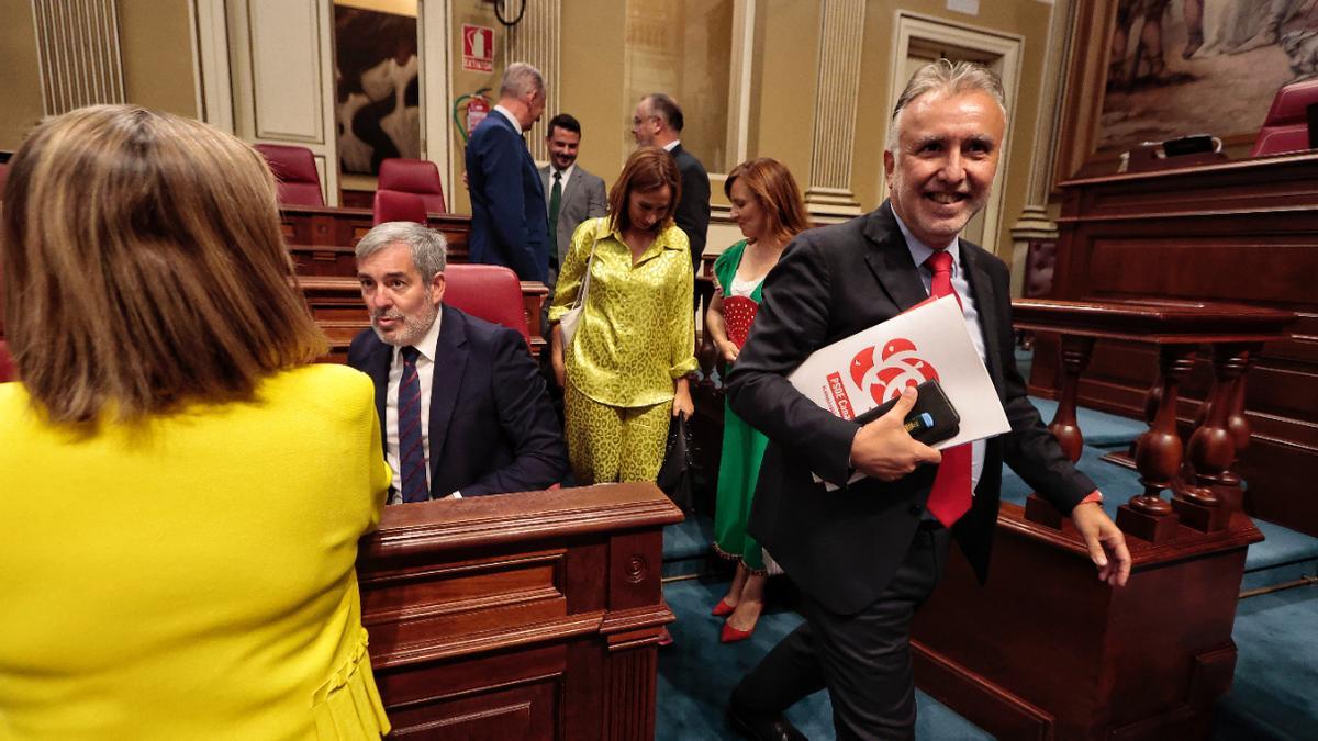 Ángel Víctor Torres abandona la Cámara tras la finalización de la primera sesión del debate de investidura.